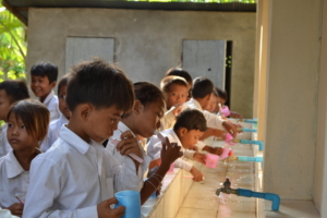 barn i Kambodja som borstar tänder